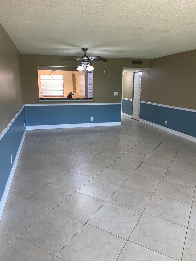 Building Photo - 2015 Coral Ridge Dr