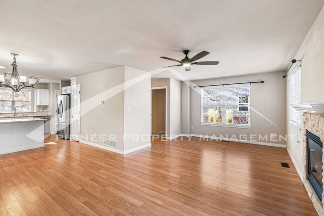 Building Photo - Spacious Townhouse with Fenced Patio and Washer/Dryer