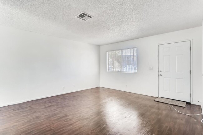 Building Photo - Redone STUNNING 1st floor Apartment!