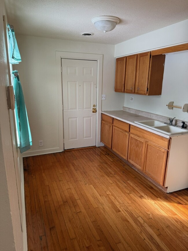 Building Photo - 912 Leland St