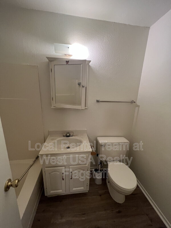 Building Photo - 2219 E Dortha Ave