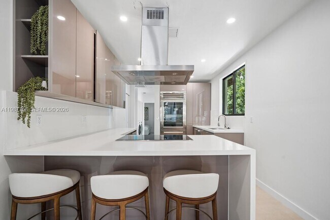 Building Photo - 5661 Pine Tree Dr