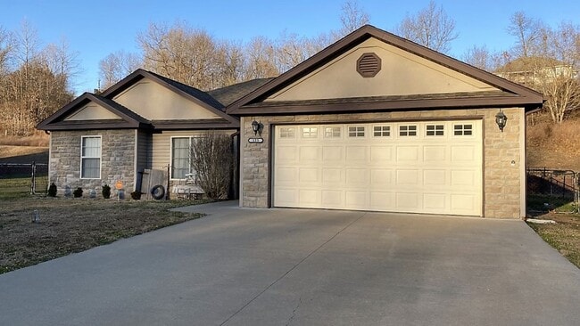 Building Photo - Gorgeous 3 Bedroom, 2 Bathroom Home in Woodridge Estates