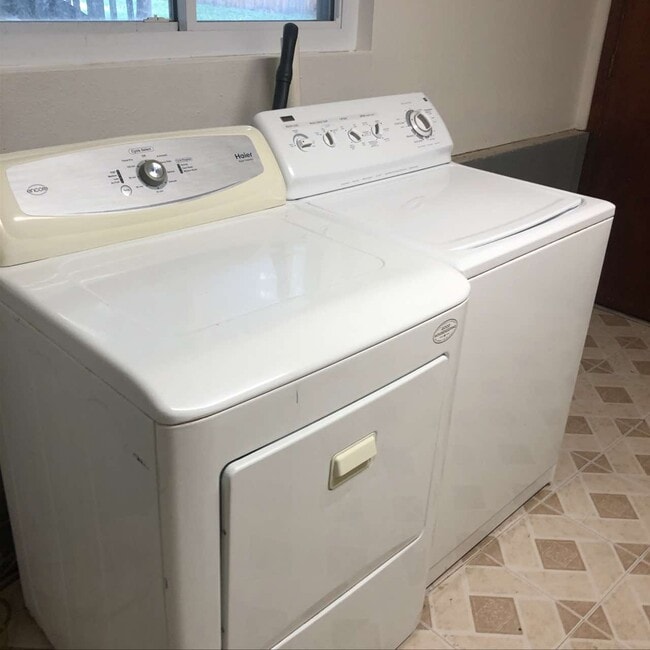 Building Photo - 905 Ponderosa Dr