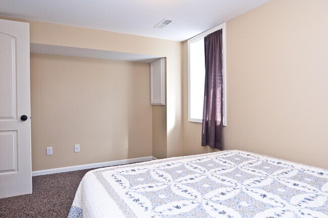 Building Photo - Spacious 3-Bedroom Duplex with Garage and 2 bathrooms in Minneapolis!