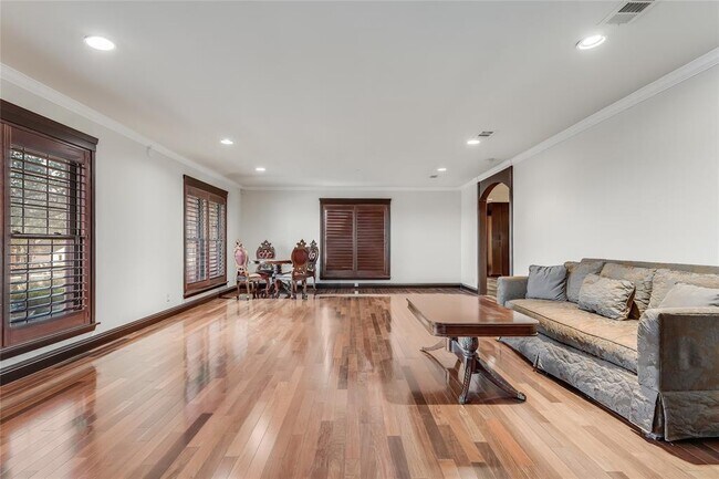 Building Photo - 4900 Balcones Dr