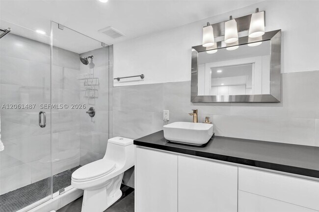Building Photo - 2301 Collins 1543