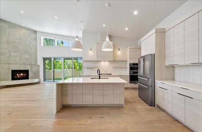 Building Photo - Modern Luxury Meets Everyday Comfort in Me...