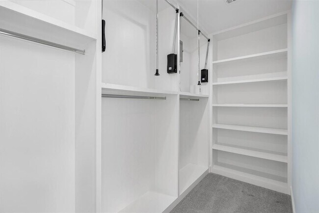 Building Photo - 804 Woodcrest Dr