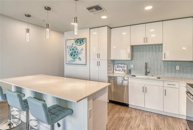 Building Photo - 1709 N Tamiami Trl