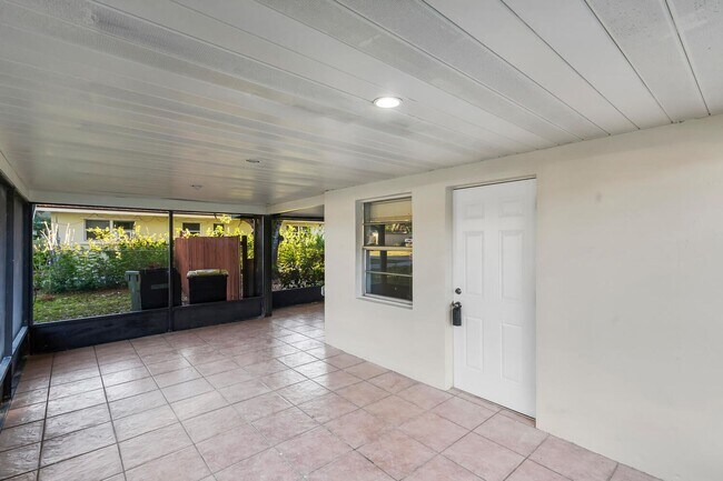 Building Photo - 5073 SW 28th Ave