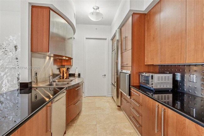 Building Photo - 18101 Collins Ave