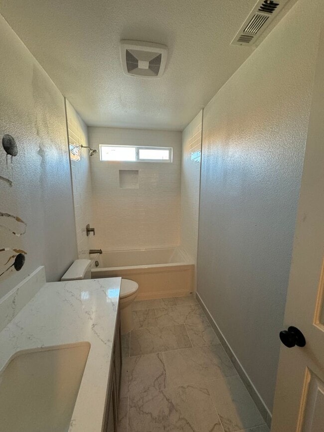 Building Photo - Beautifully Updated 3 Bed/2.5 Bath Townhom...