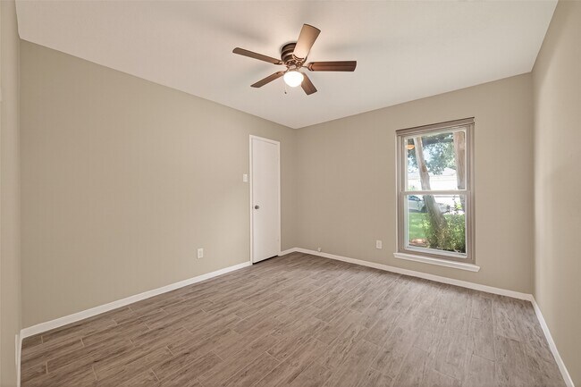 Building Photo - 7527 N Hollow Cir
