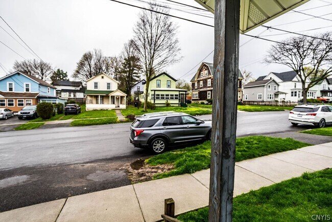 Building Photo - 425 Schuyler St