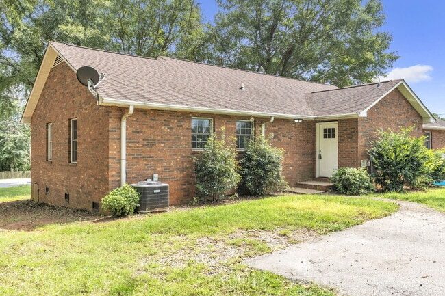 Building Photo - Two amazing lease offers to choose from on...