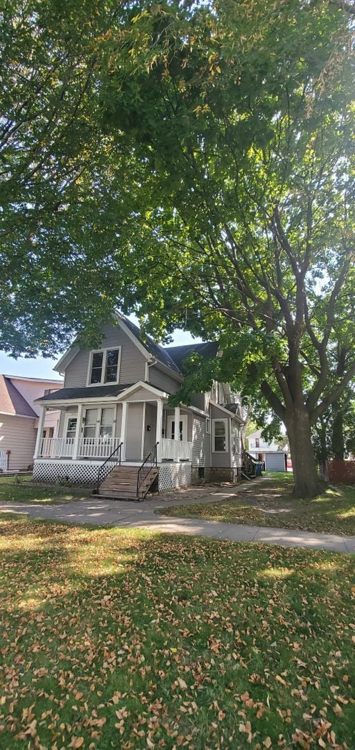 Building Photo - Lower 1 Bedroom Apartment