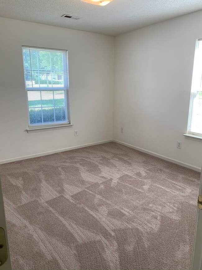 Building Photo - 132 Springwood Ln