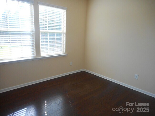 Building Photo - 3038 Oakmere Rd