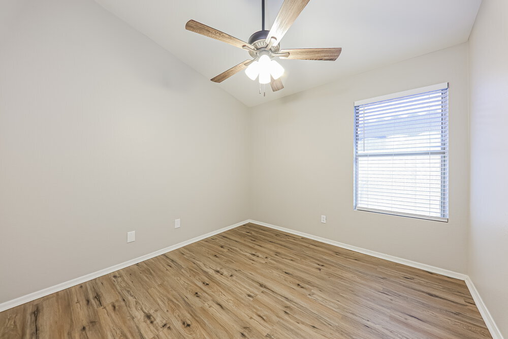 Building Photo - 15415 W Lea Ln