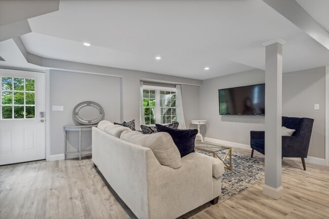 Primary Photo - 67 Pond Pl