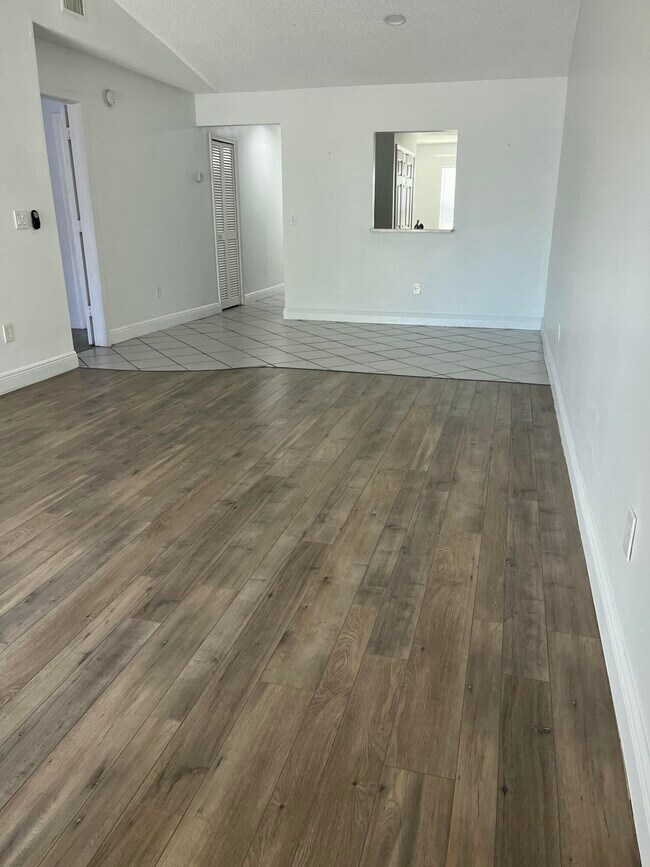 Building Photo - 1296 White Pine Dr