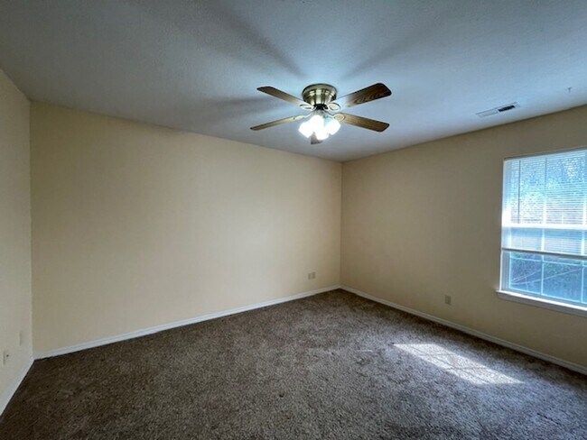 Building Photo - 4 Bedroom Home in SE Springfield!