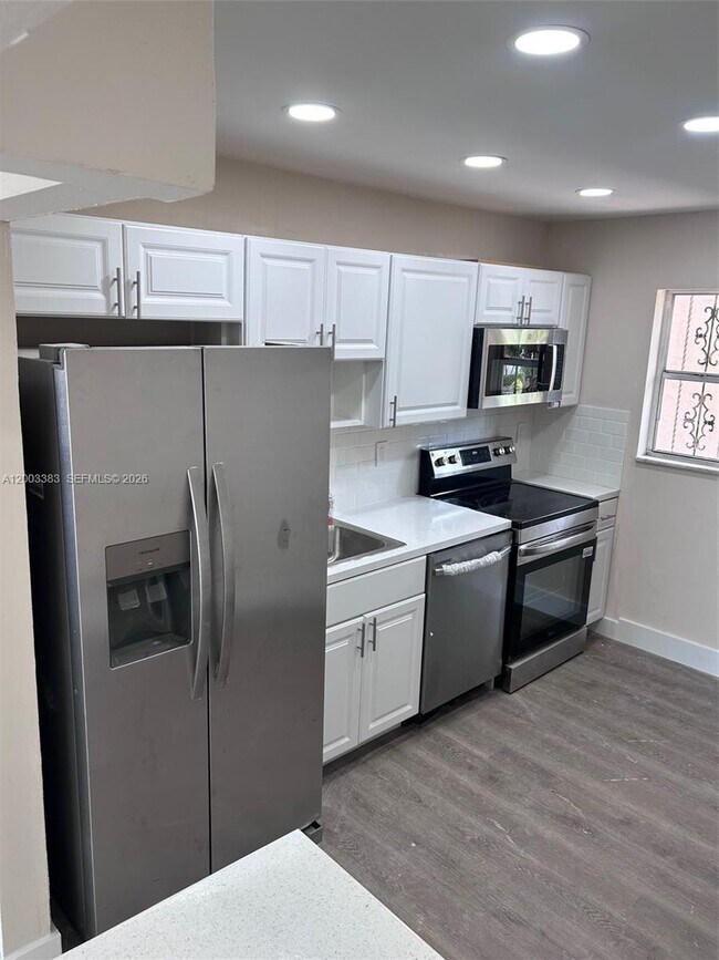 Building Photo - 1950 W 54th St