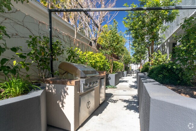 Patio - Vista NoHo Luxury Apartments