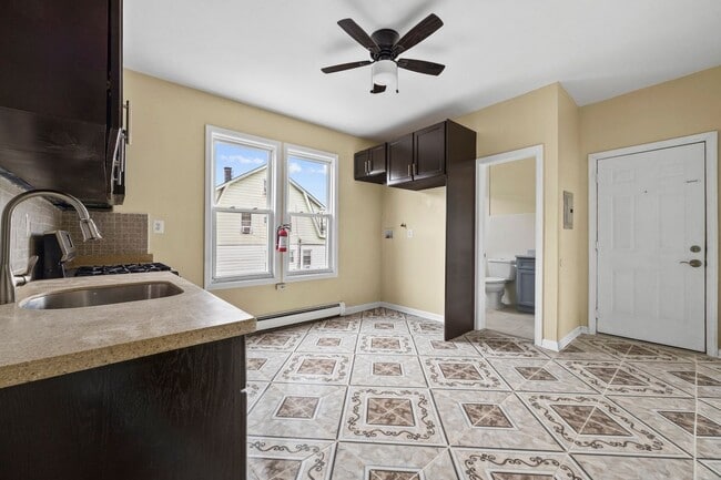 Building Photo - 162-166 Manchester Avenue, 4 Second Floor