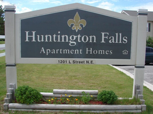 Building Photo - Huntington Falls