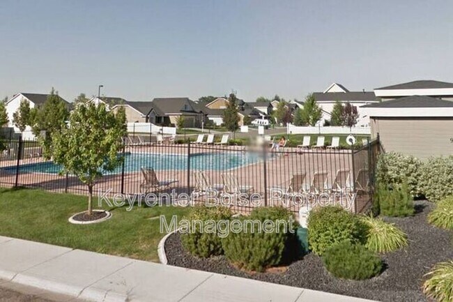 Building Photo - 879 N Traquair Pl