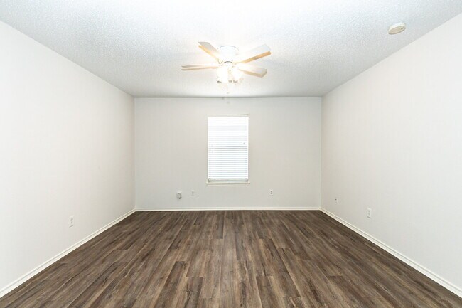 Building Photo - 2 Bedroom 2 Bathroom Duplex