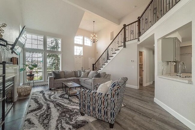 Building Photo - Beautiful Custom Home