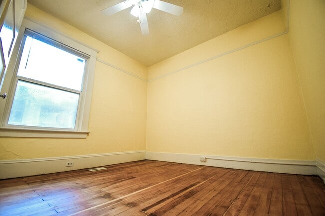 Building Photo - Spacious 4BD/2BA Two-Story Home w/ Fenced Yard & Huge Basement! Pets OK!