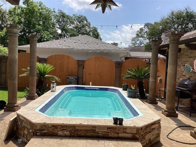 Building Photo - 4323 Colombia Dr