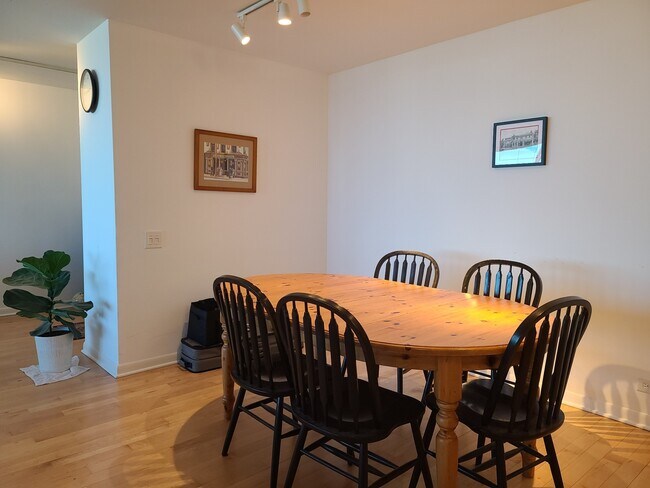 Building Photo - 2400 N Lakeview Ave