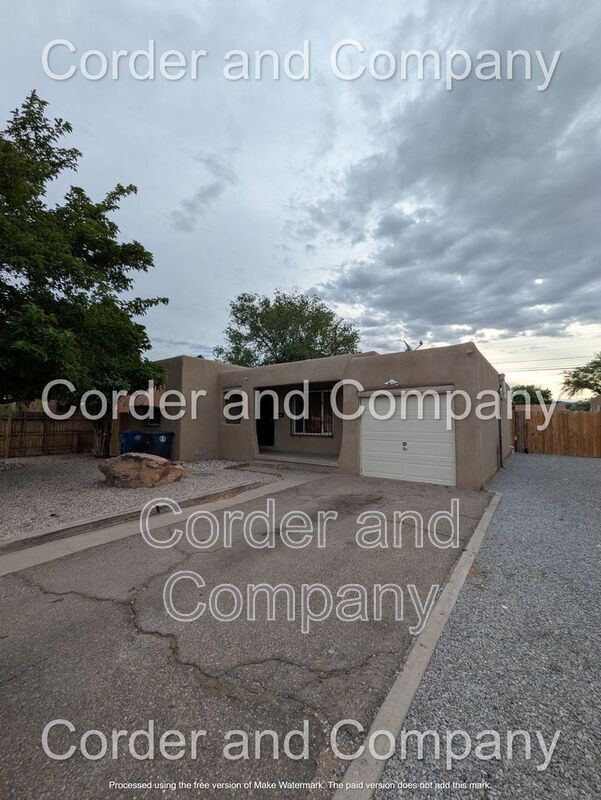 Building Photo - 302 Valencia Dr NE