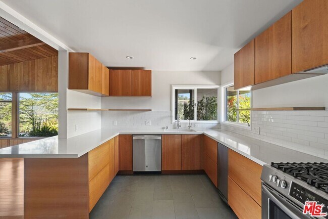 Building Photo - 21277 Entrada Rd