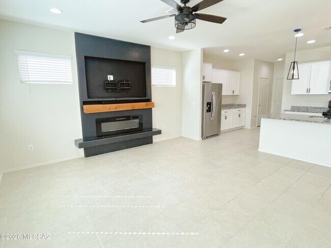 Building Photo - 866 E Artesia Pl