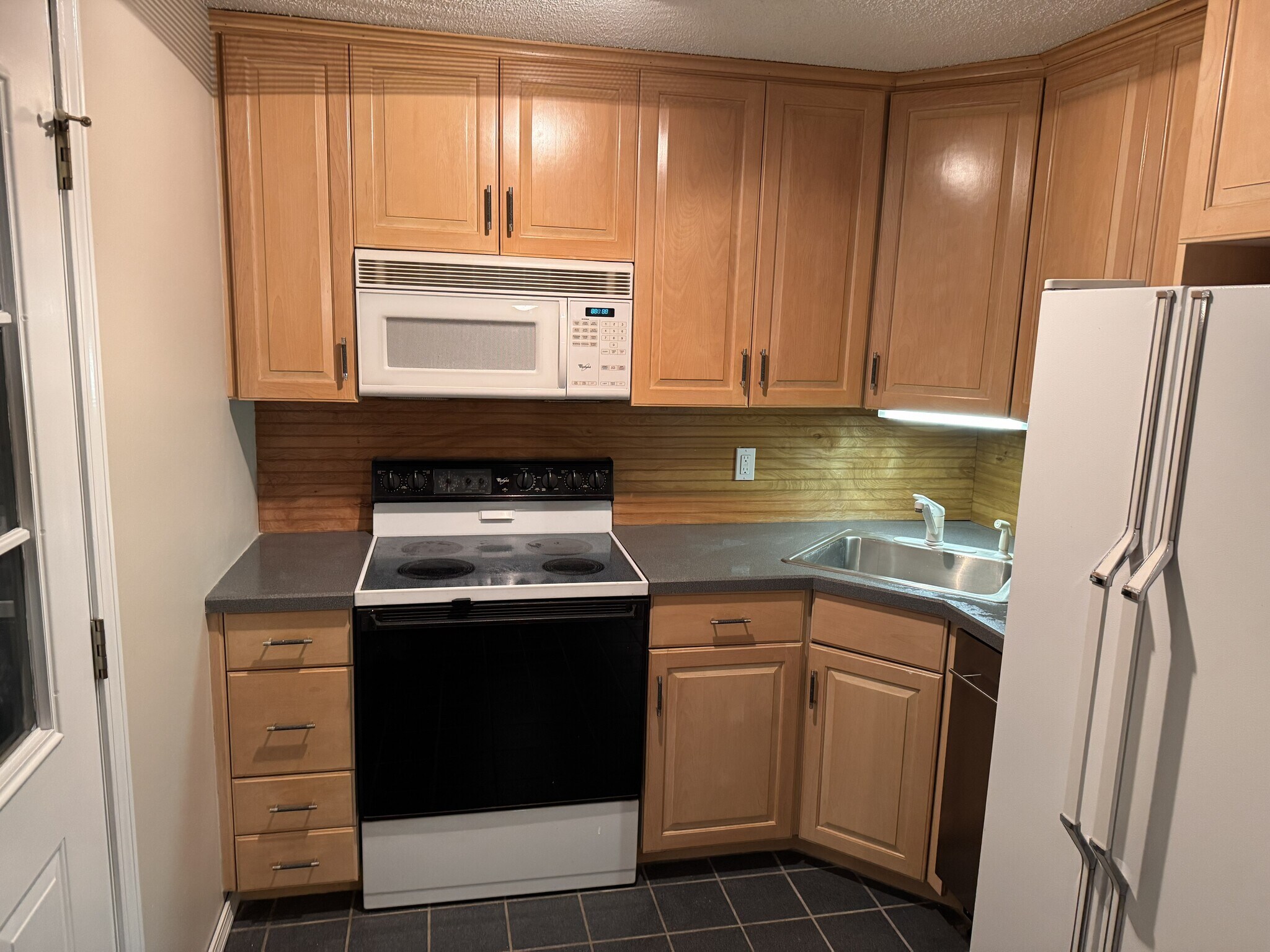 Building Photo - 239 Old Farms Rd