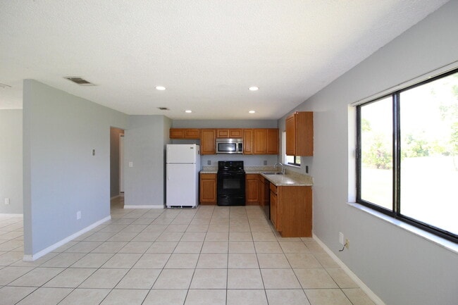 Building Photo - 2058 SE West Dunbrooke Cir