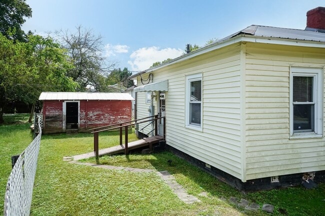 Building Photo - Charming 2-Bedroom Home in Burlington