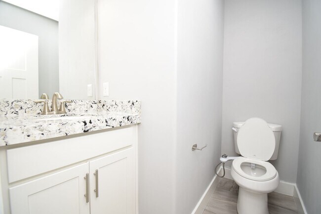 Building Photo - Spacious and Bright 5 Bed 3.5 Bath in Riverton!!