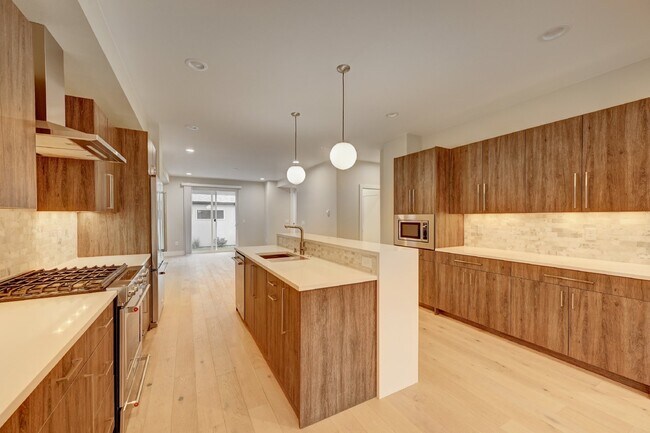Building Photo - $3,900 - 4 Bed, 3.5 Bath Updated Townhome ...