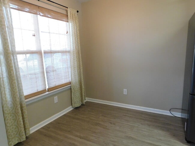 Building Photo - 135 Photinia Dr