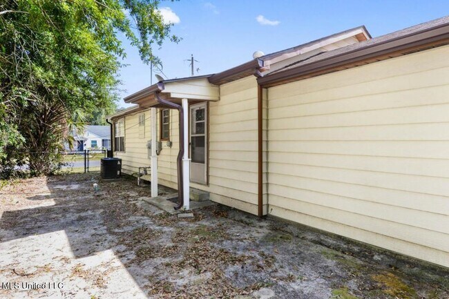 Building Photo - Charming Updated Cottage in Old Biloxi!