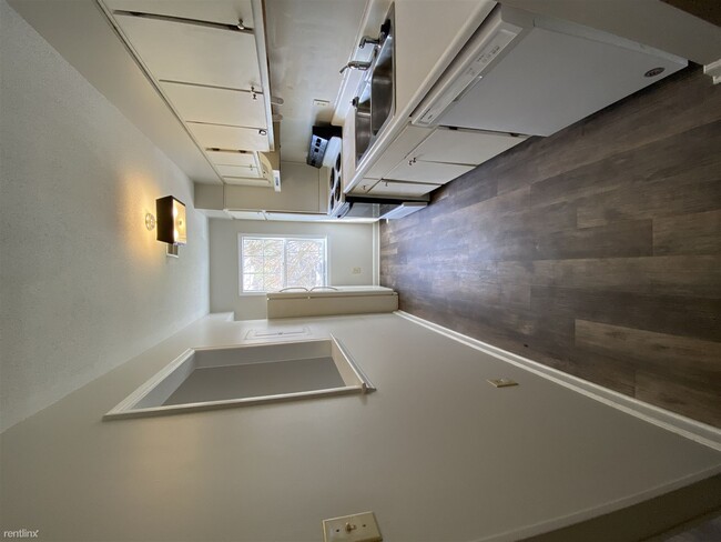 Building Photo - 2 br, 2.5 bath Townhome - Avery Close