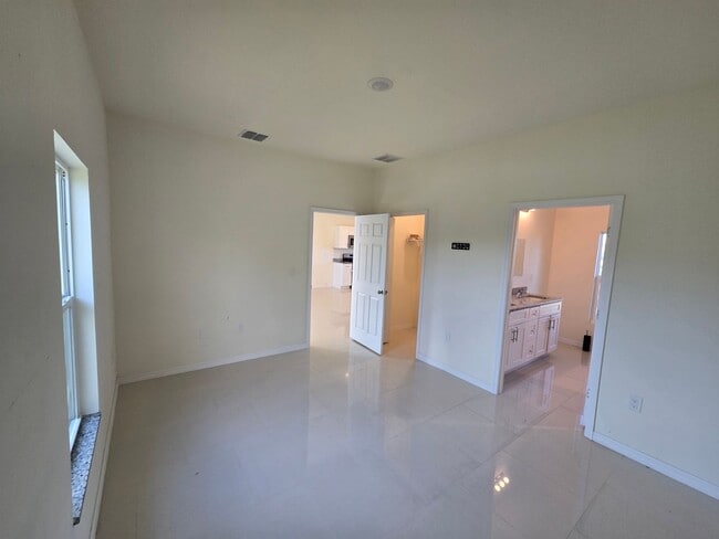 Building Photo - Great location, close to ST RD 82-Three bedroom/2 bathroom