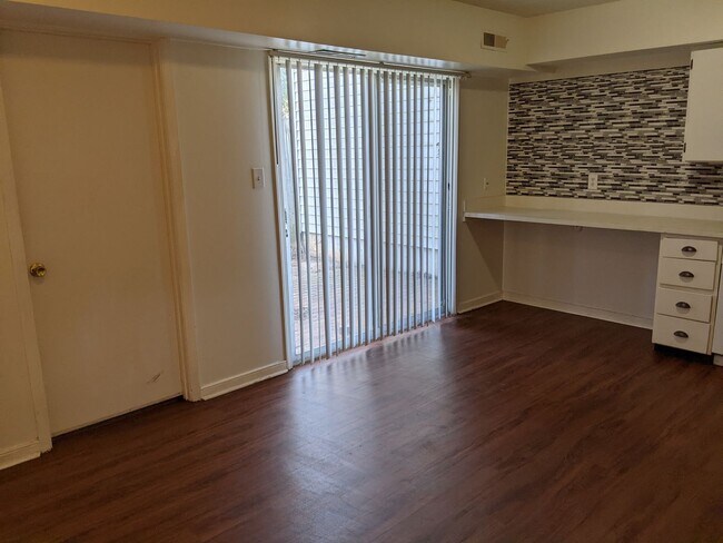 Building Photo - Small Three Bedroom, 1.5 bath Townhome wit...